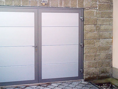 křídlová vrata bílá