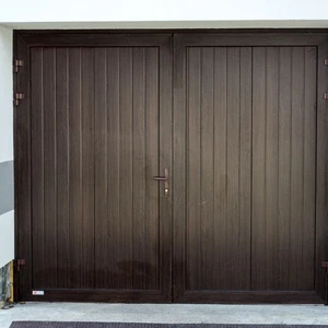 křídlová vrata hnědá