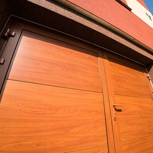 křídlová vrata imitace dřeva