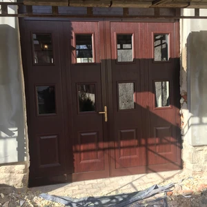 křídlová vrata mahagon