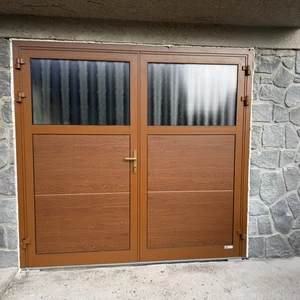 křídlová vrata s prosklením Kružík