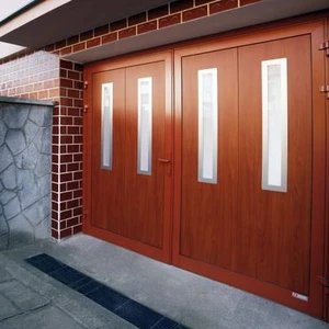 křídlová vrata s prosklením